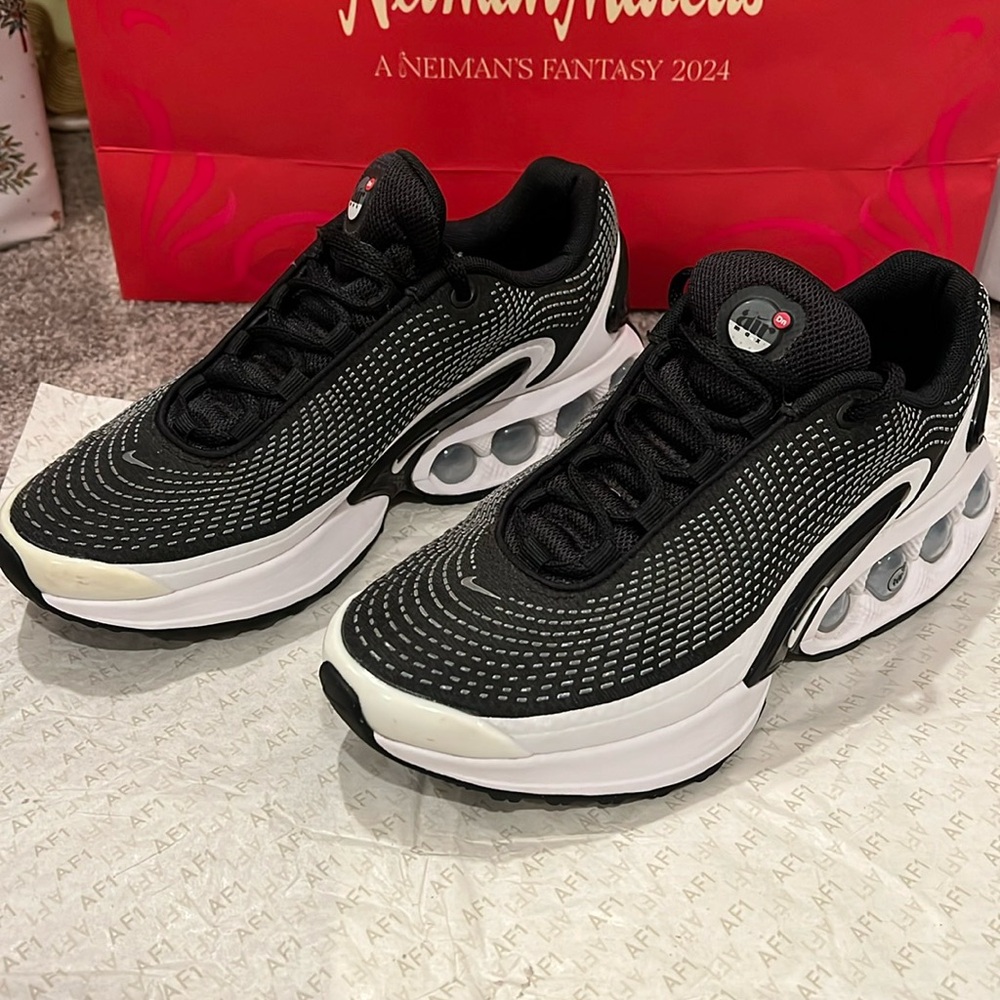 Wmns Air Max DN 'Black White'